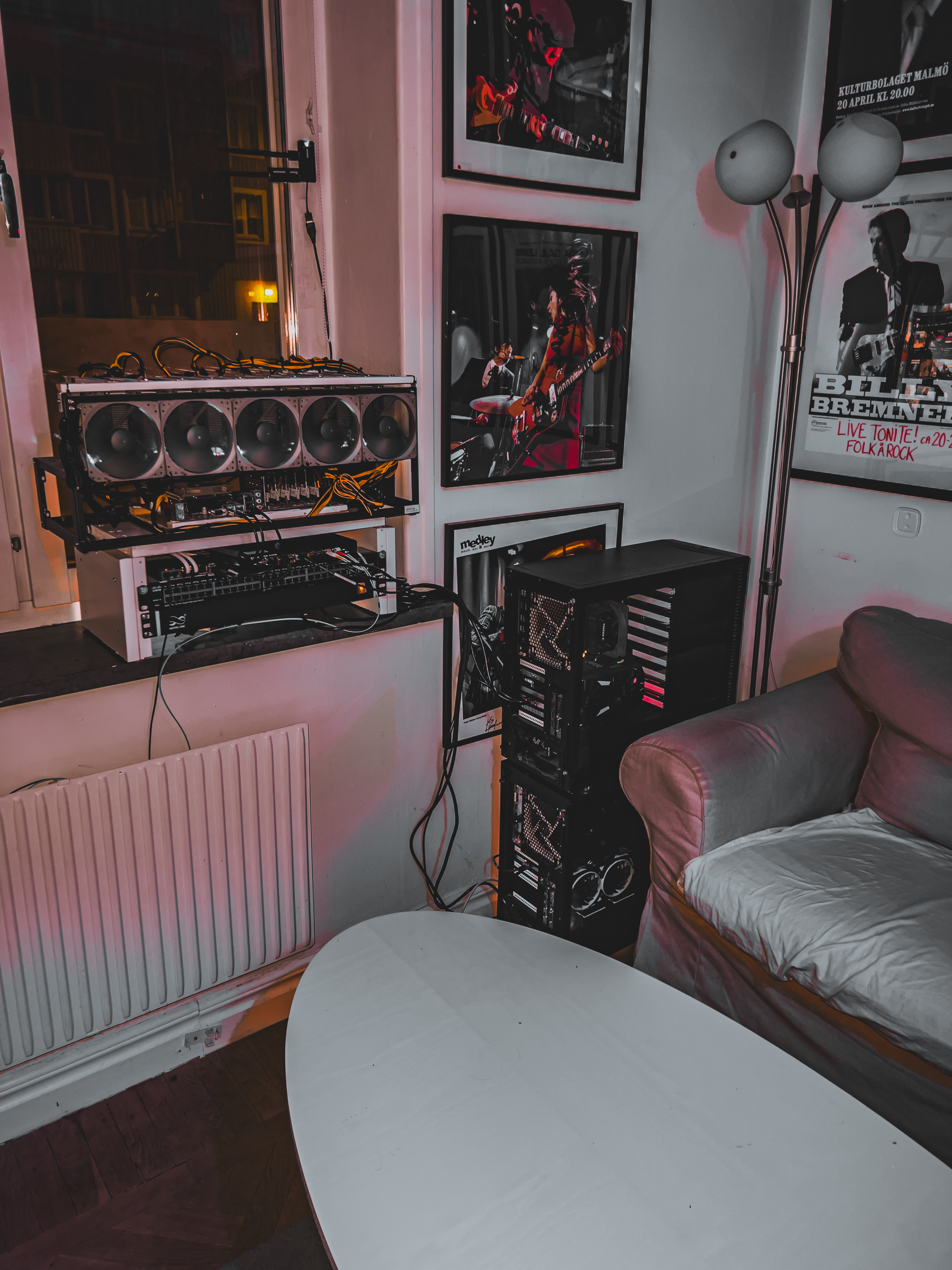 Homelab i vardagsrummet (feb 2026) — servrar 30 cm från soffan, som en normal människa.